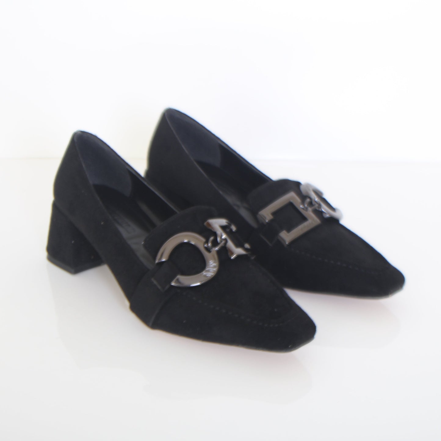 mid heal loafers in black color