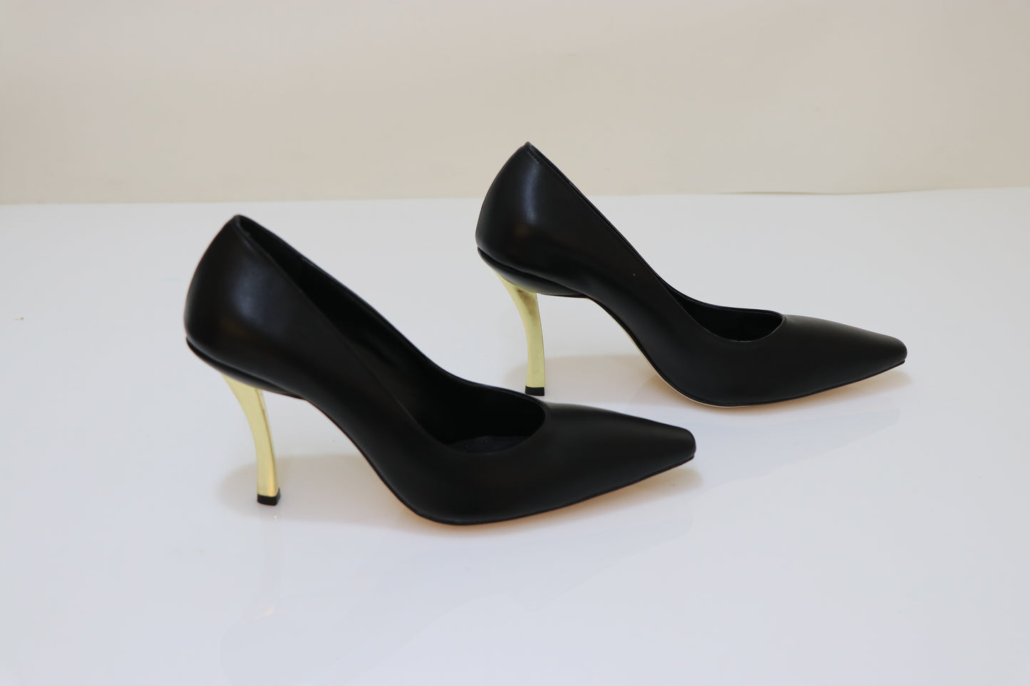 PINO VERDE Gold Heel Matte Pumps