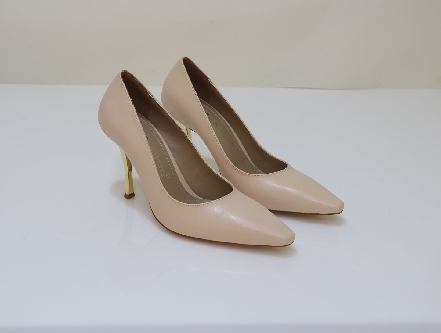 PINO VERDE Gold Heel Matte Pumps