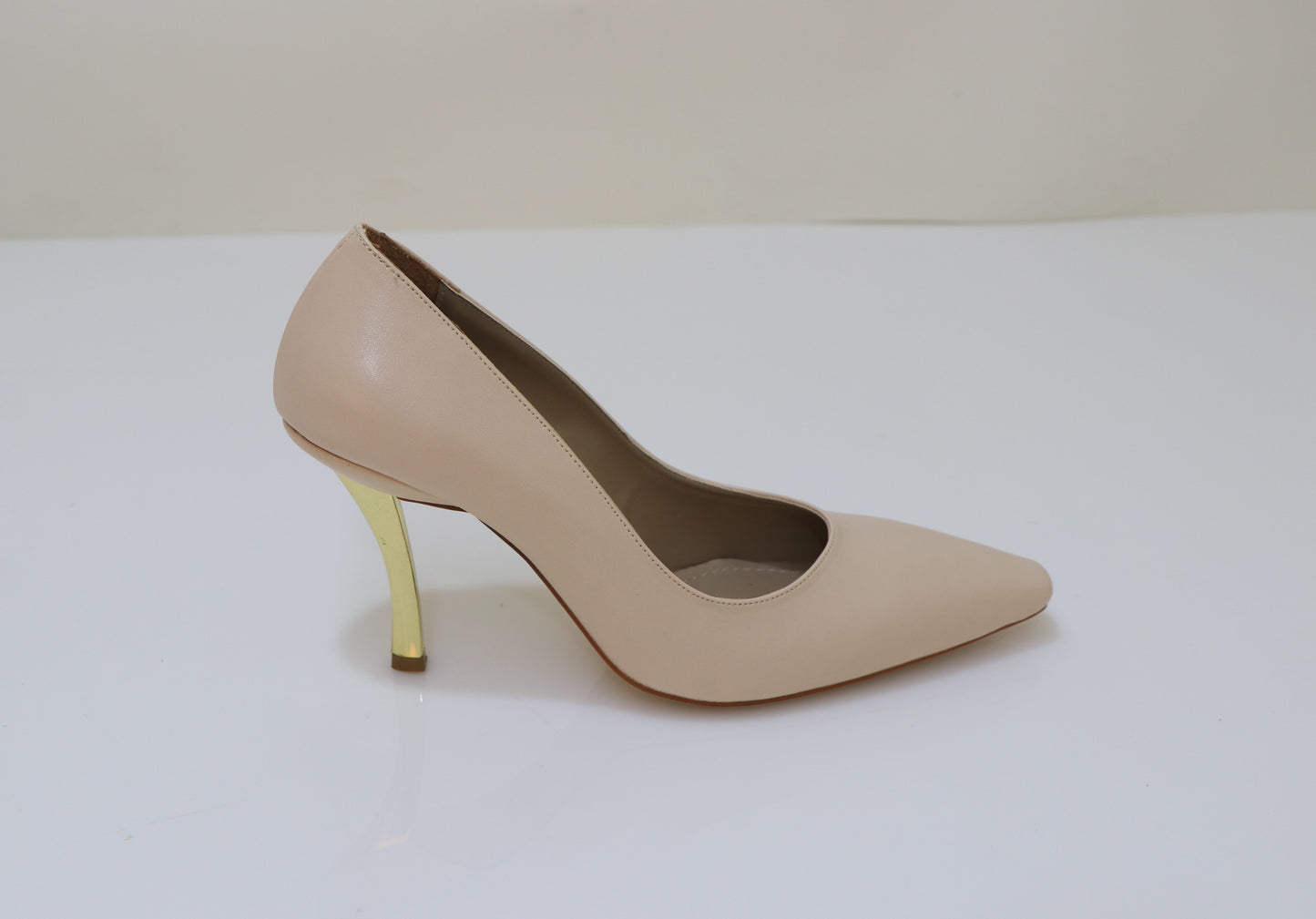 PINO VERDE Gold Heel Matte Pumps