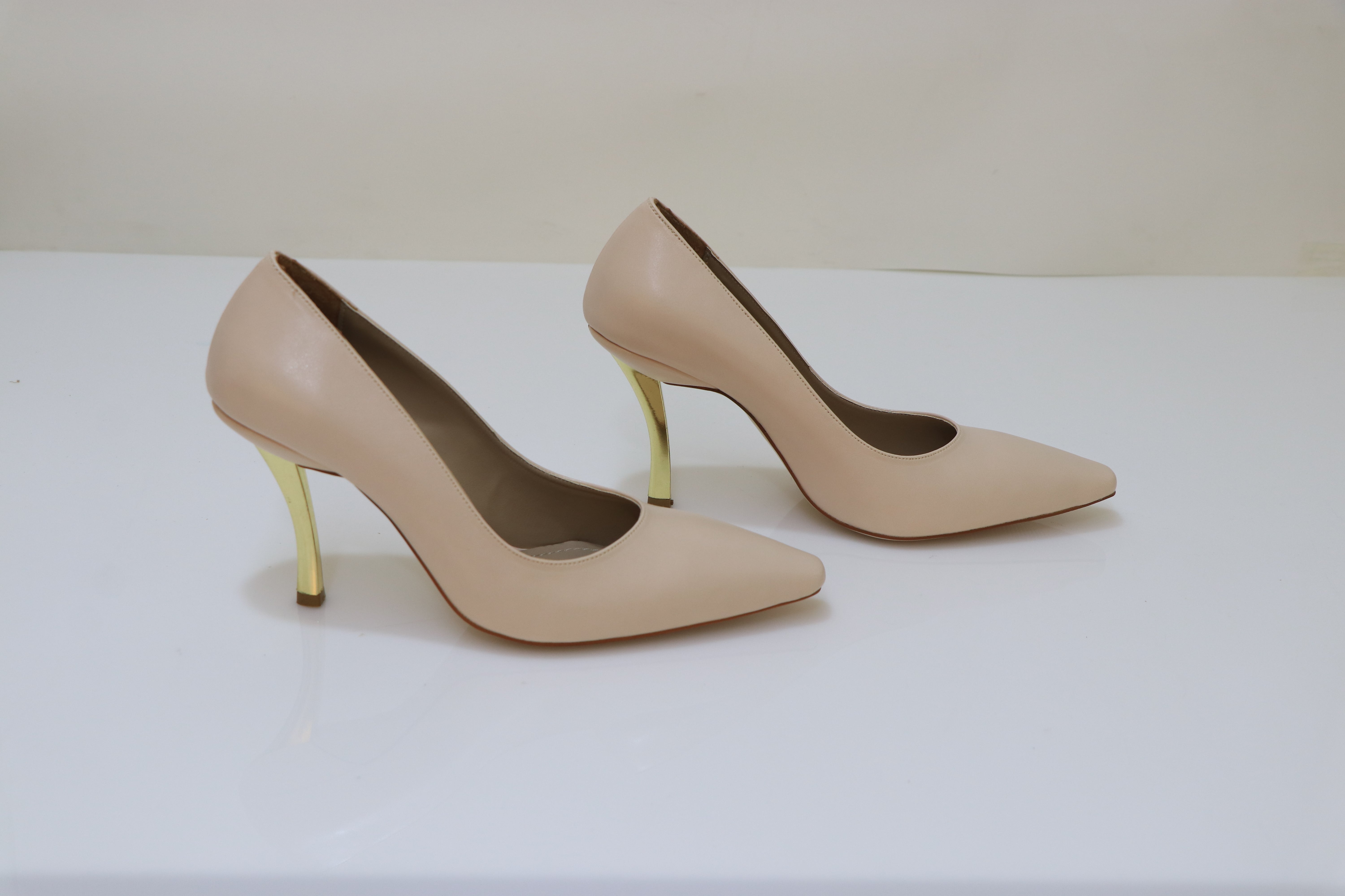 PINO VERDE Gold Heel Matte Pumps